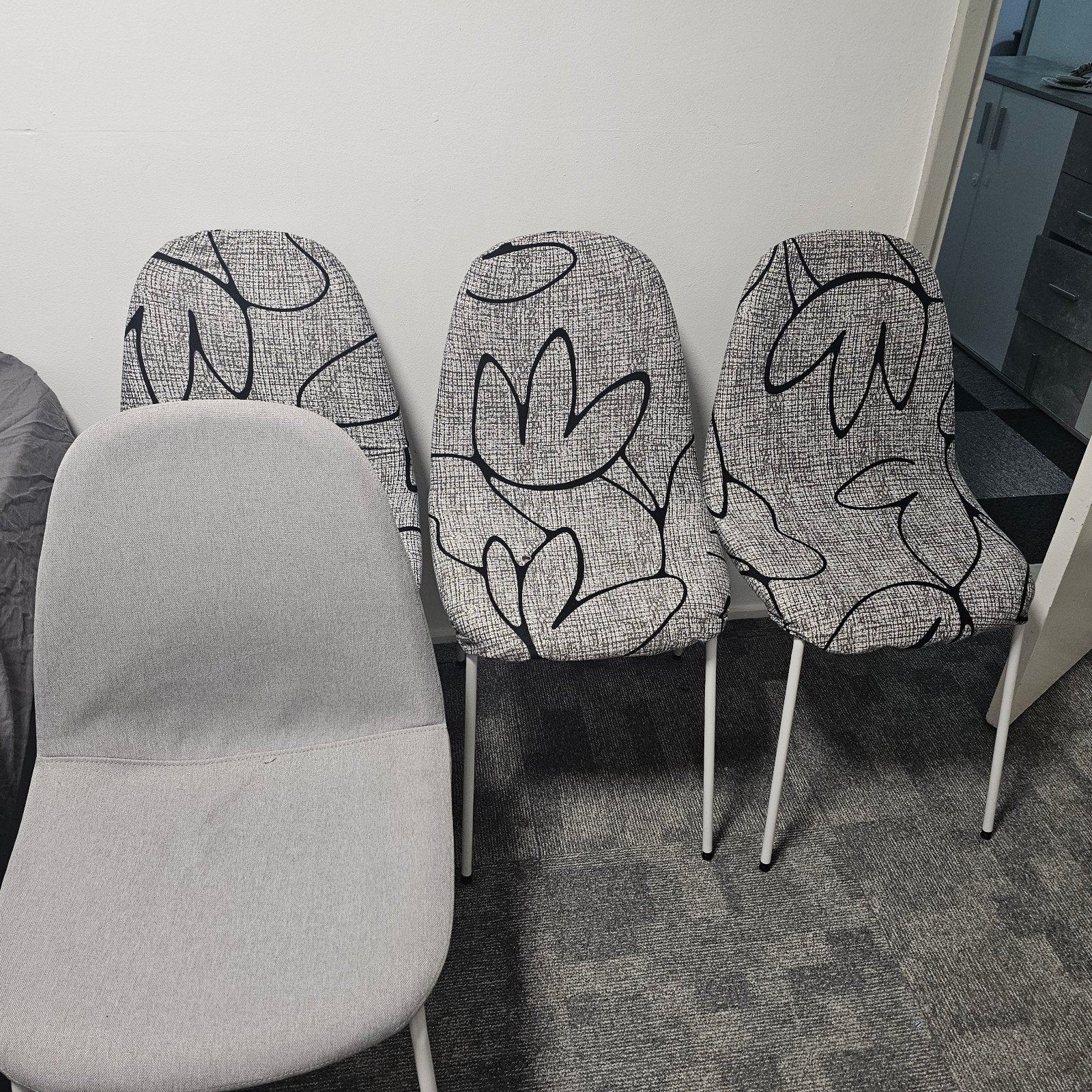 4 eetkamerstoelen met verwisselbare stoelhoezen – compleet s, Gebruikt, Ophalen of Verzenden, Metaal, Vier