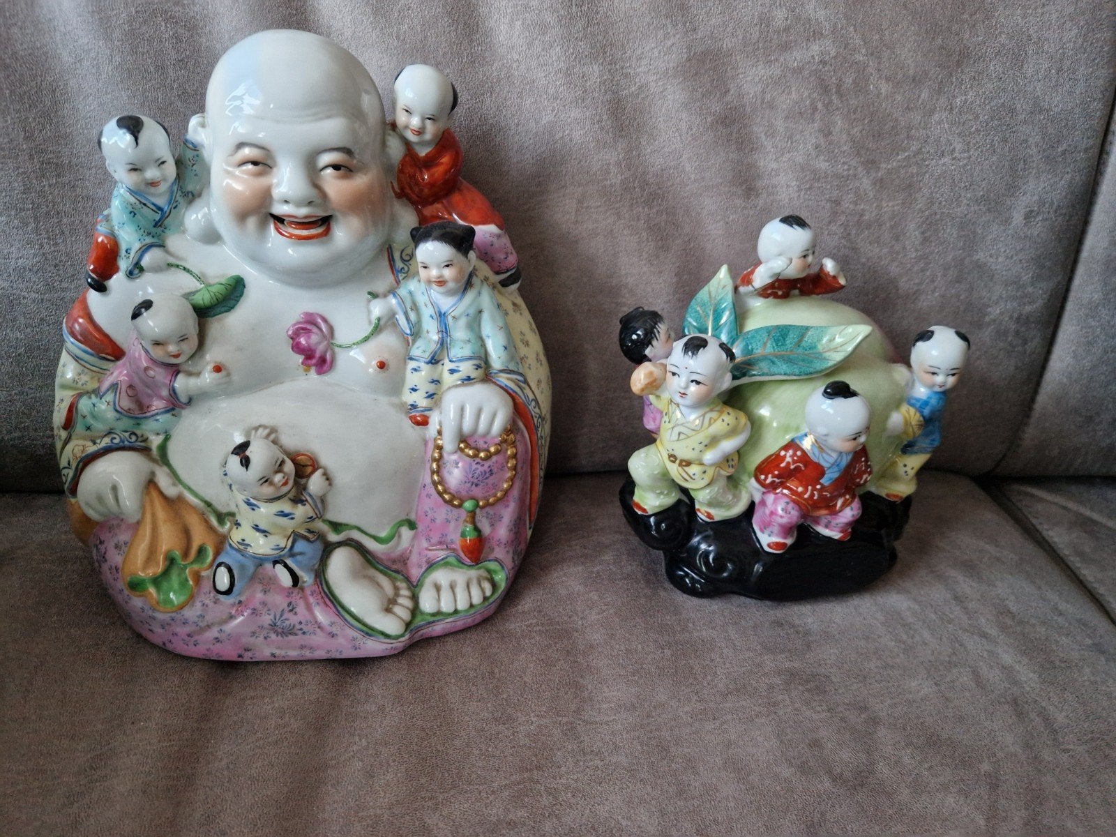 Chinees beeld van Boeddha met zotjes en perzik, Antiek en Kunst, Handgemaakt, Steen/keramiek, Ophalen of Verzenden, China