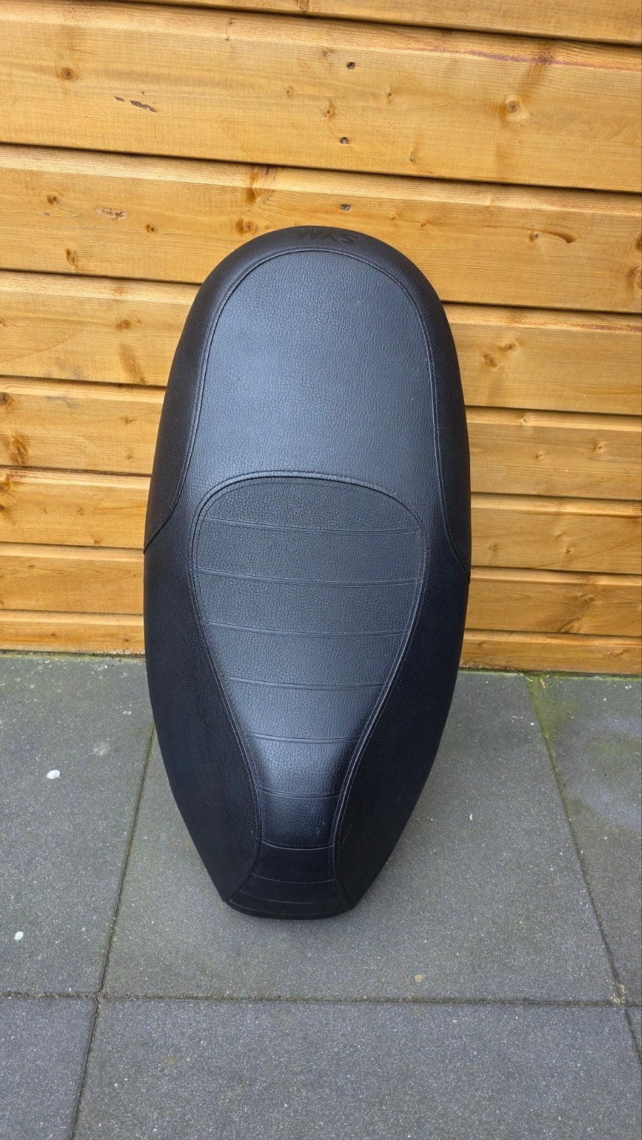 sym fiddle 4 zadel, Fietsen en Brommers, Brommeronderdelen | Scooters, Ophalen of Verzenden, Zo goed als nieuw, Zadel, SYM