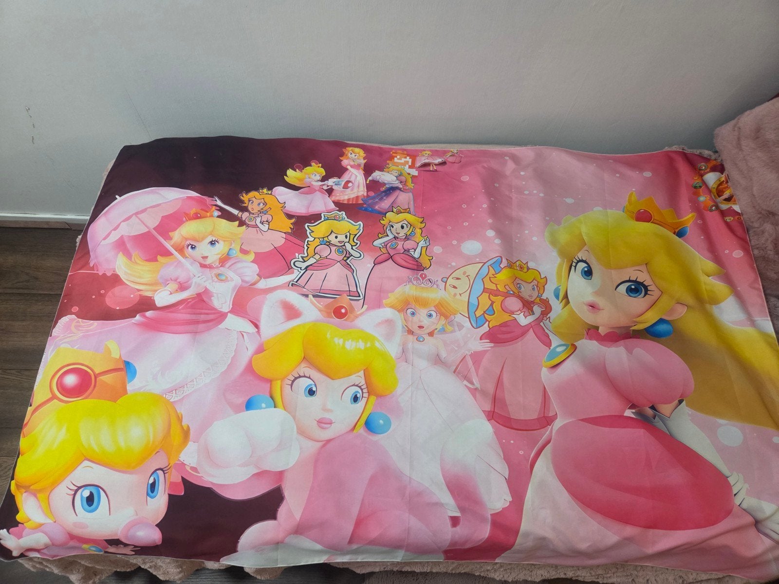 Princess Peach wandbanner en 4 kussenhoezen, Ophalen, Met print, Zo goed als nieuw, Roze