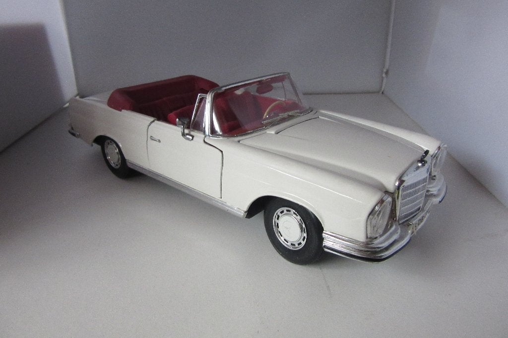 Mercedes 280 SE automatic cabrio 1;18, Hobby en Vrije tijd, Ophalen of Verzenden, Zo goed als nieuw, Auto, Maisto