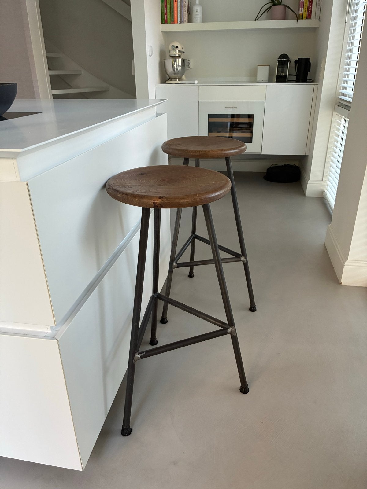 Set van 2 robuuste barkrukken met houten zitting, Ophalen, Gebruikt, 90 cm of meer, Hout
