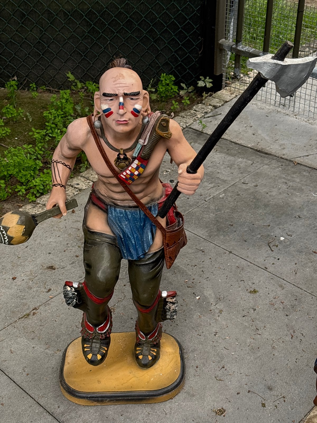 Groot Beeld Indiaan met Tomahawk en Maraca, Ophalen, 1 meter - 2 meter, Beeld, Composieten