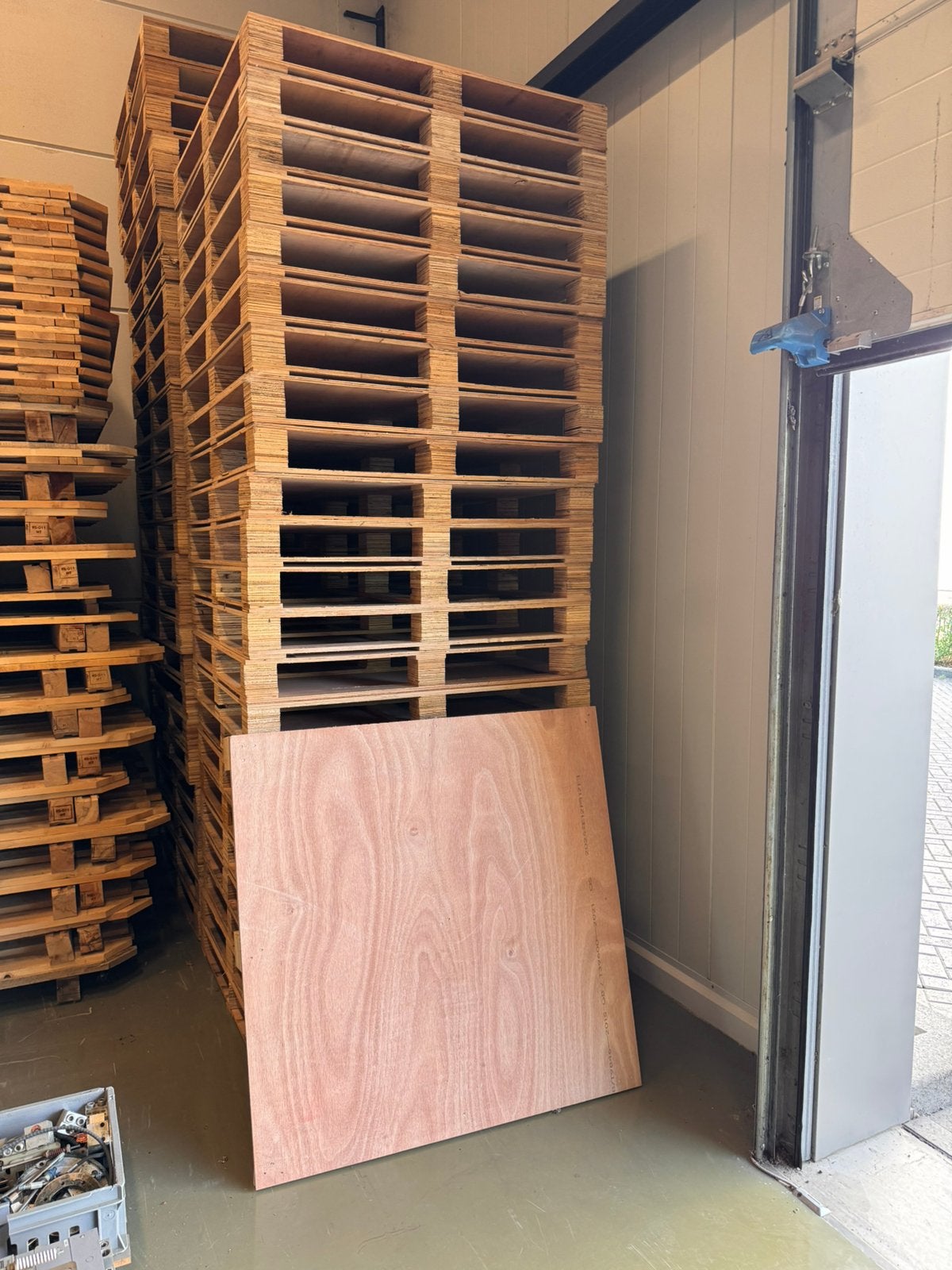 60 mooie pallets met multiplex bovenplaat., Ophalen of Verzenden, Zo goed als nieuw