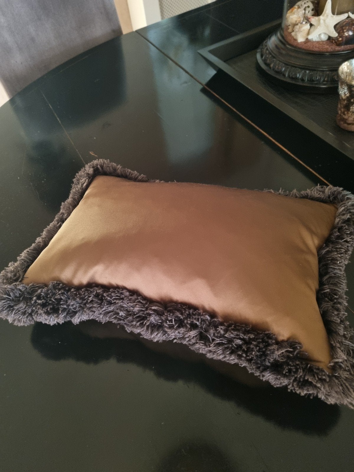 Claudi style Sierkussen Chocoladebruin Satijn met Franjes 30, Bruin, Ophalen of Verzenden, Zo goed als nieuw, Sierkussen