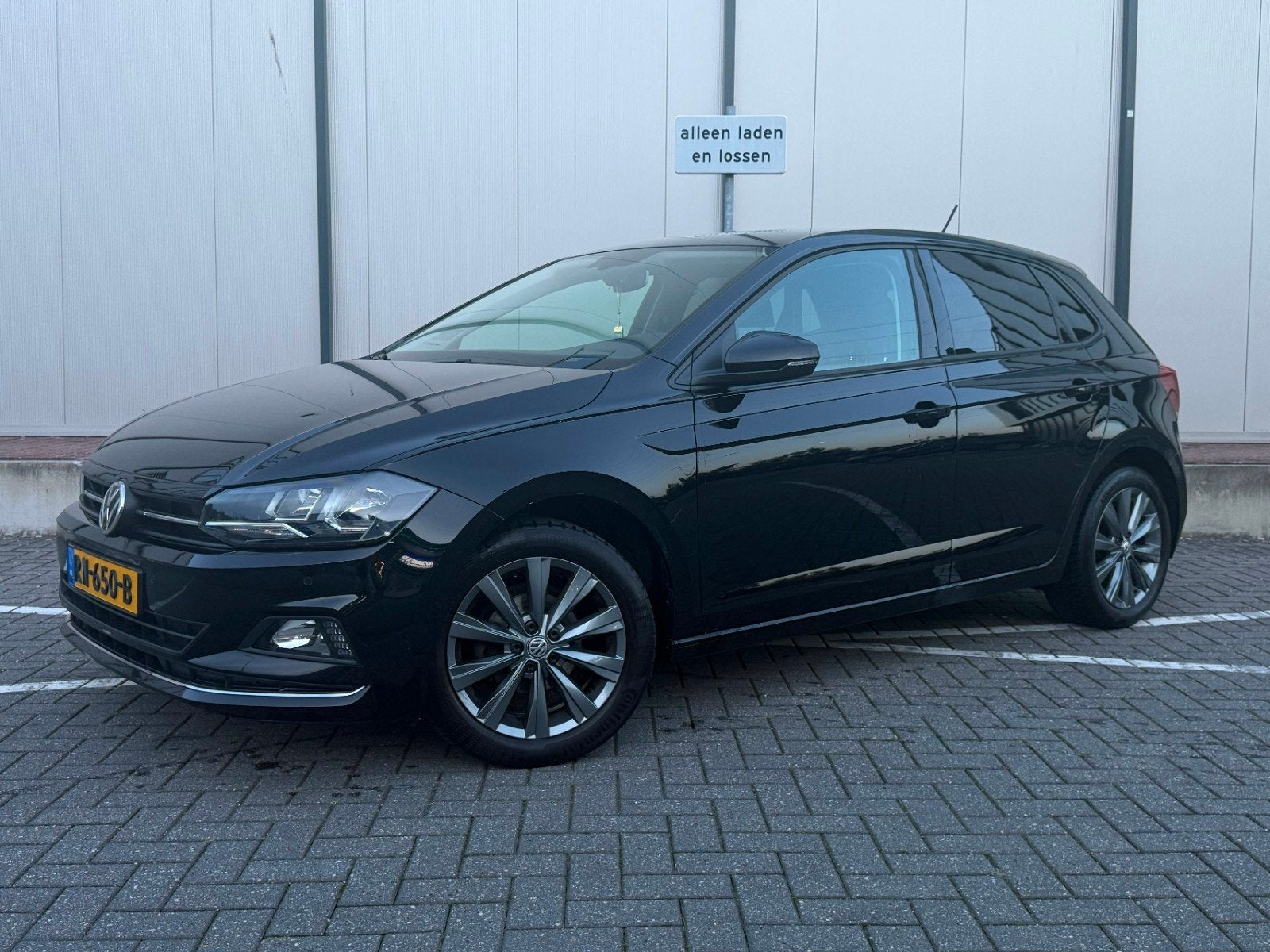 Volkswagen Polo 1.0 TSI highline 95pk 2018 Zwart, Auto's, Voorwielaandrijving, 40 €/maand, Zwart, Origineel Nederlands