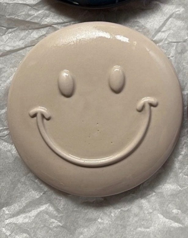 Beige porseleinen smiley schaaltje - imperfect maar charmant, Antiek en Kunst, Antiek | Keramiek en Aardewerk, Ophalen