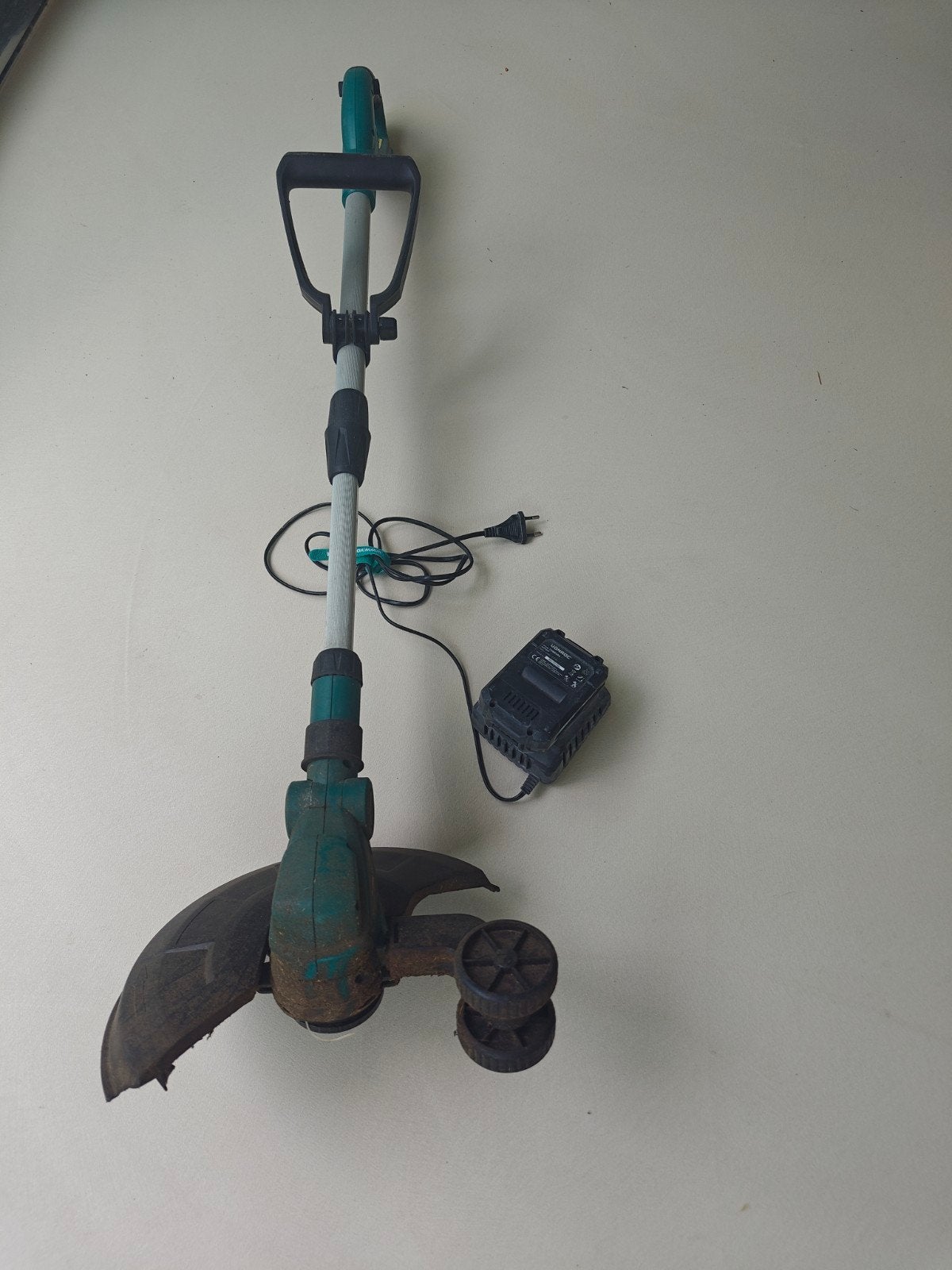 Vonroc goedwerkende  grastrimmer met accu en lader, Gebruikt, Onbekend, Ophalen of Verzenden, 30 tot 50 cm