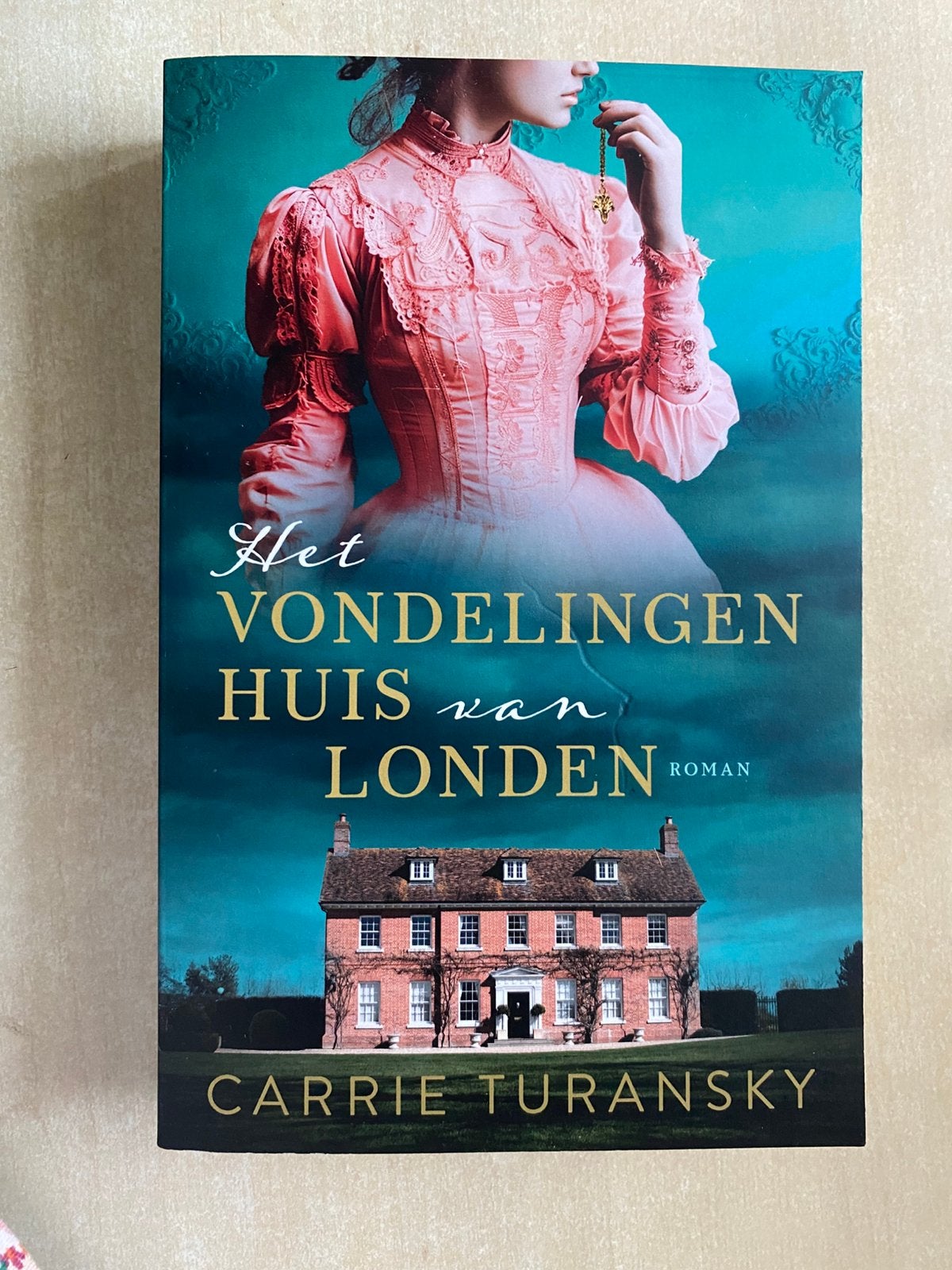 Het vondelingenhuis van Londen (Carrie Turansky), Boeken, Ophalen of Verzenden, Zo goed als nieuw