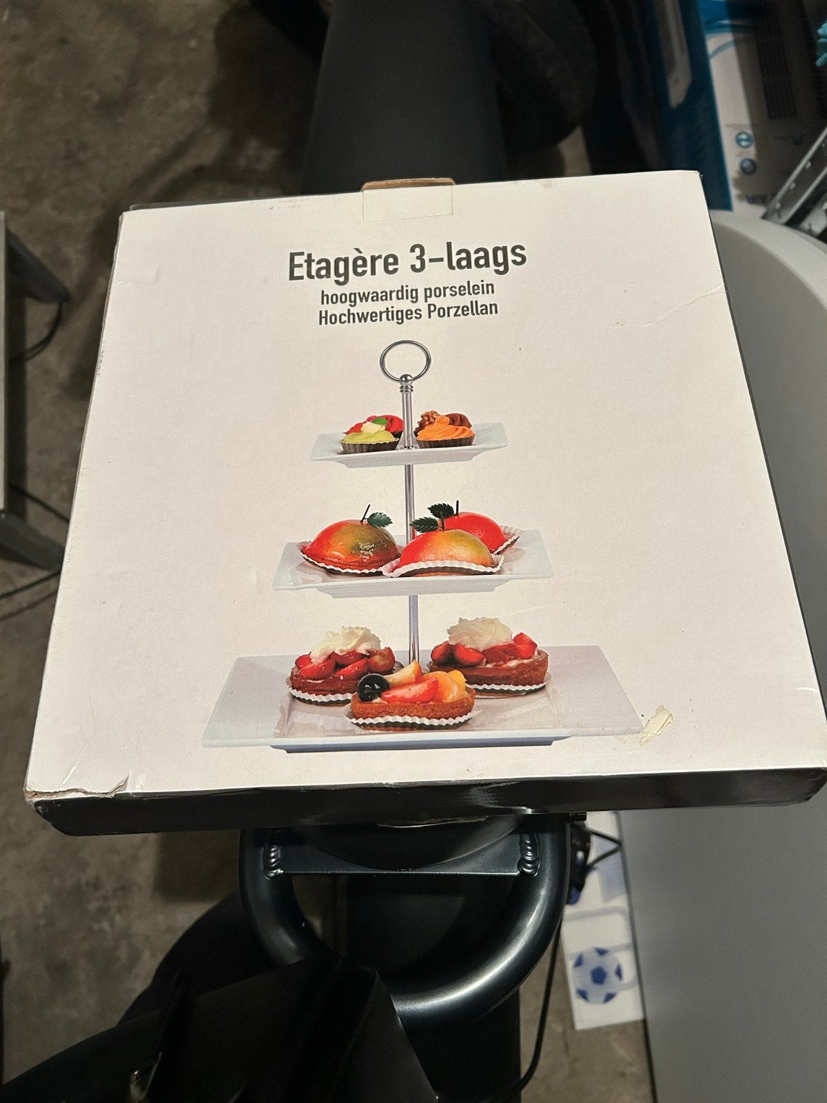 Nieuwe Xenos 3-laags etagère van porselein, Ophalen, Nieuw, Overige typen, Steen/keramiek