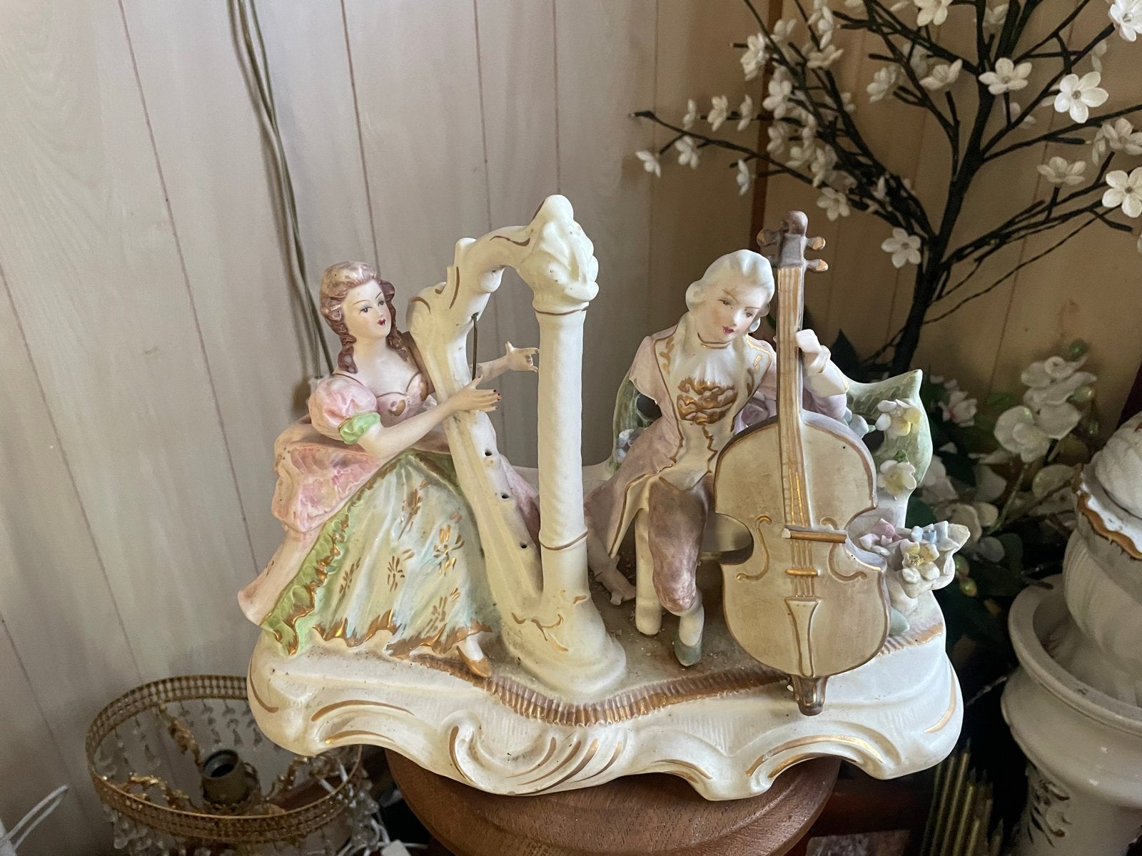 Antiek porseleinen beeld: Muzikanten met harp en cello, Ophalen, Gebruikt, Mens