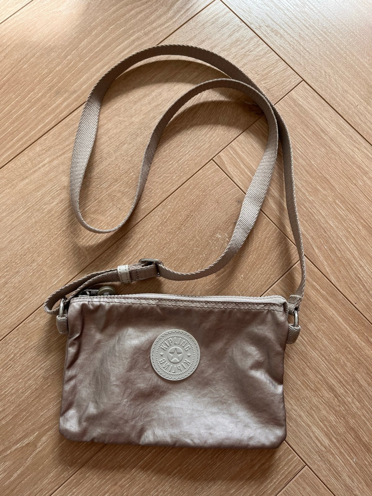 Kipling tasje - Schoudertasje in metallic glow met aapje, Ophalen of Verzenden, Zo goed als nieuw, Overige kleuren, Schoudertasje