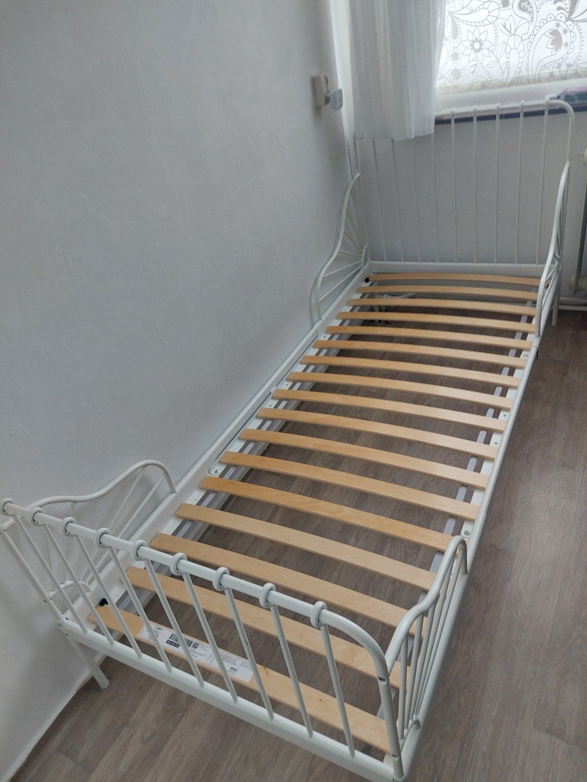 IKEA uitschuifbaar kinderbed wit, Huis en Inrichting, Eenpersoons, Wit, Klassiek, Uitschuifbaar, Ophalen of Verzenden
