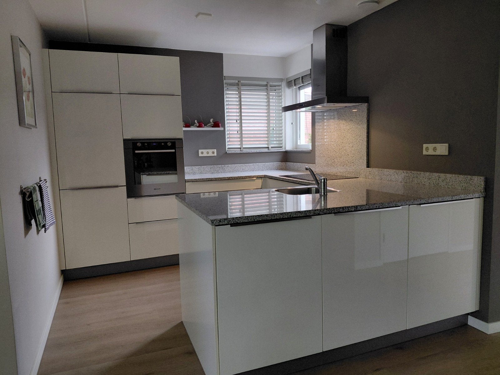 Complete hoogglans witte  U- keuken met granieten blad, Ophalen, Gebruikt, Wit, Graniet of Steen