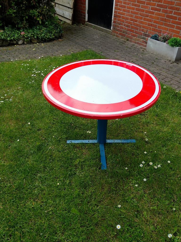Unieke tuintafel: Verkeersbord design. Geheel metaal, Ophalen, Gebruikt, Rond, Metaal