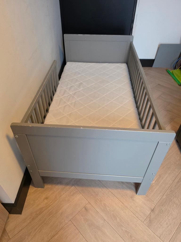 Grijs ledikant met matras, Kinderen en Baby's, Babywiegjes en Ledikanten, Ophalen, Gebruikt, Overige typen