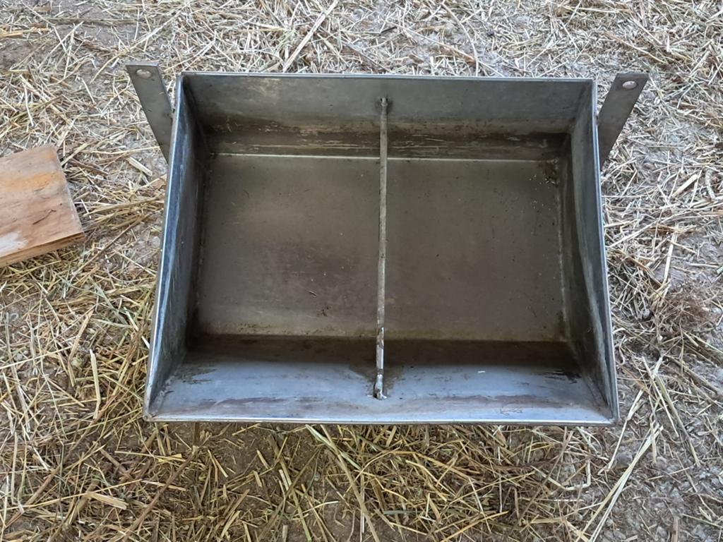 Voer en waterbakken, Meerdere dieren, Varken