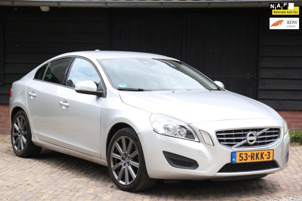 Volvo S60 1.6 T3 Business Navigatie/Parkeersensor/18"inch lm, Auto's, Volvo, Voorwielaandrijving, Gebruikt, Zwart, 4 cilinders