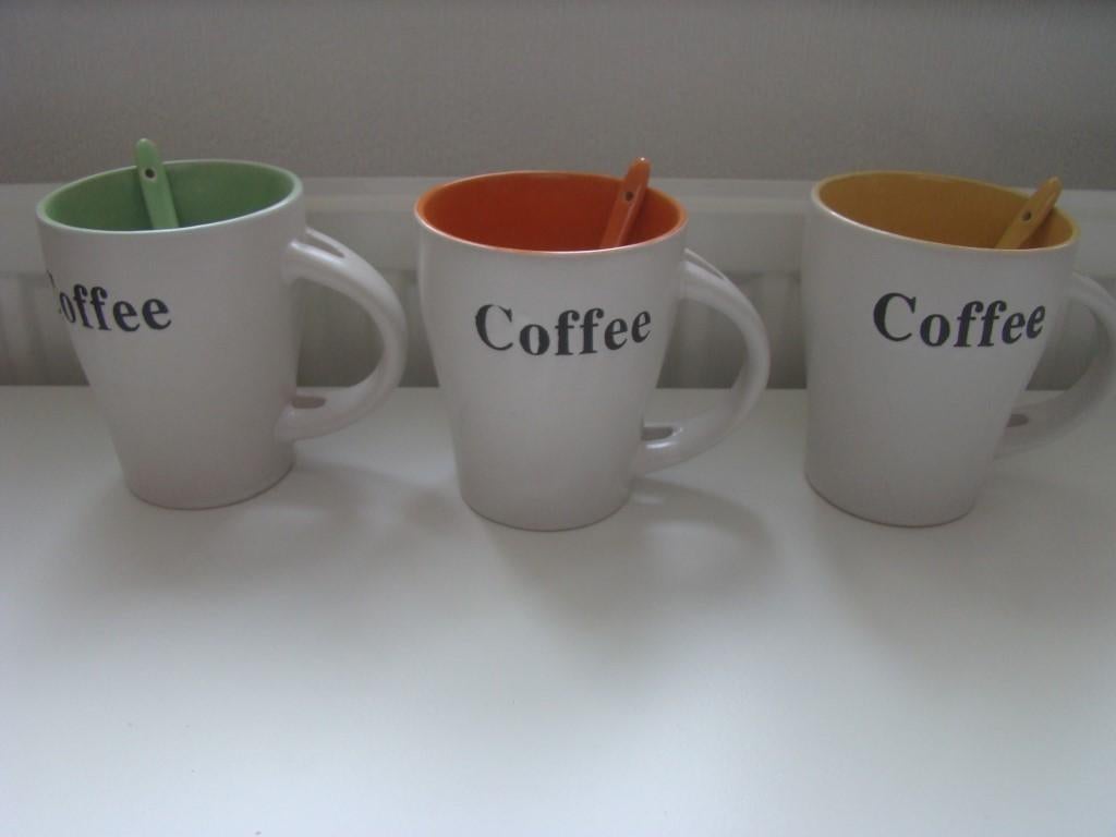 3 koffiemokken / koffiebekers met lepels, Gebruikt, Ophalen of Verzenden, Overige stijlen, Kop(pen) en/of Schotel(s)