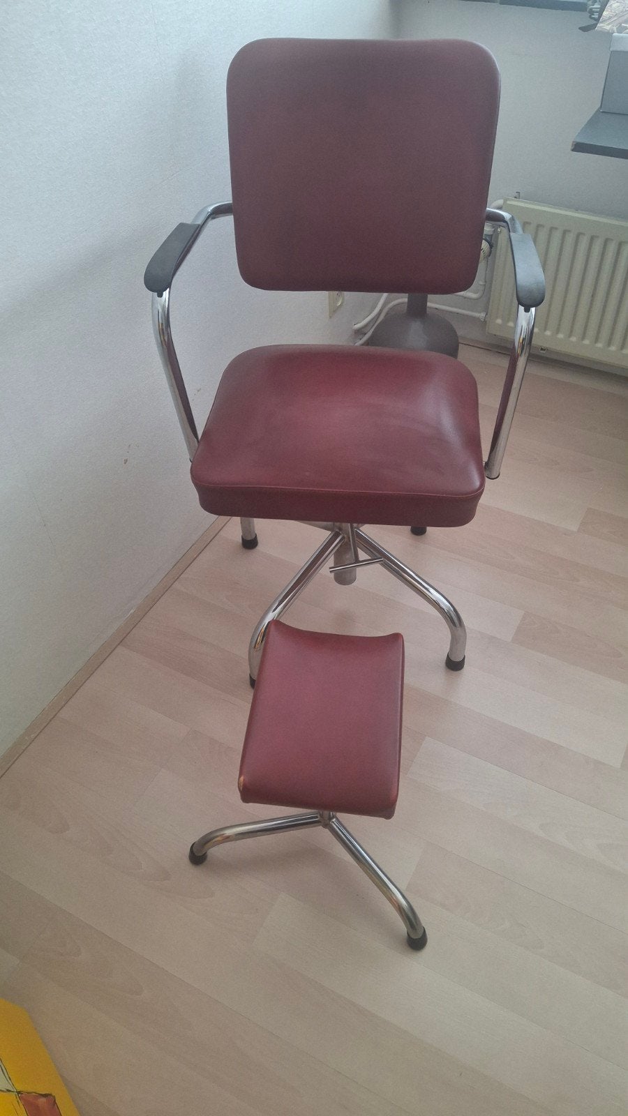 Pedicurestoel en beensteun, Ophalen, Zo goed als nieuw, Rood, Bureaustoel