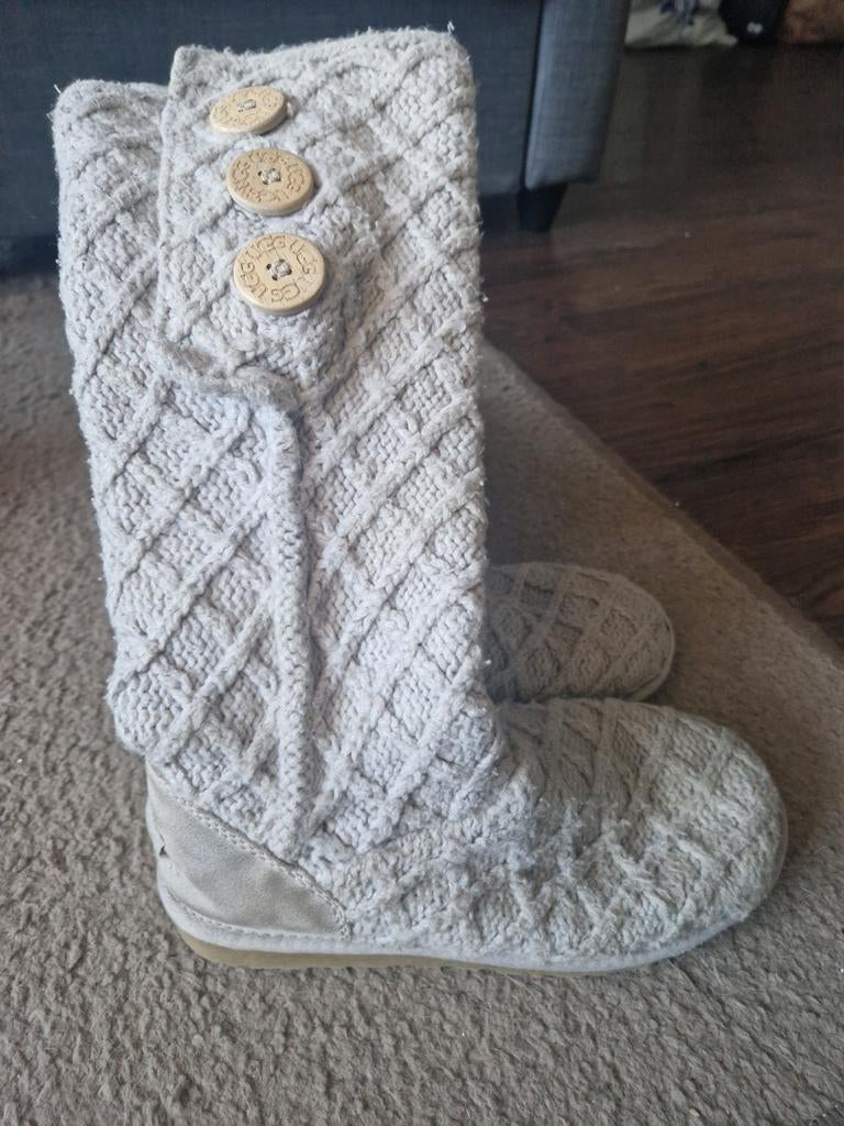 Uggs gebreide laarzen met knopen maat 39, Beige, Lage of Enkellaarzen, Ophalen of Verzenden, Gedragen