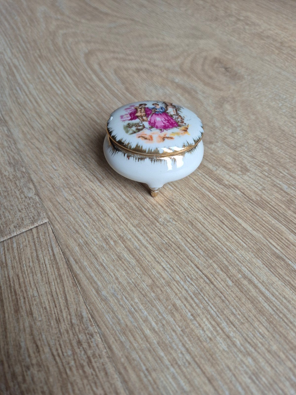 Mini porseleinen (pillen)doosje met romantisch tafereel, Ophalen of Verzenden
