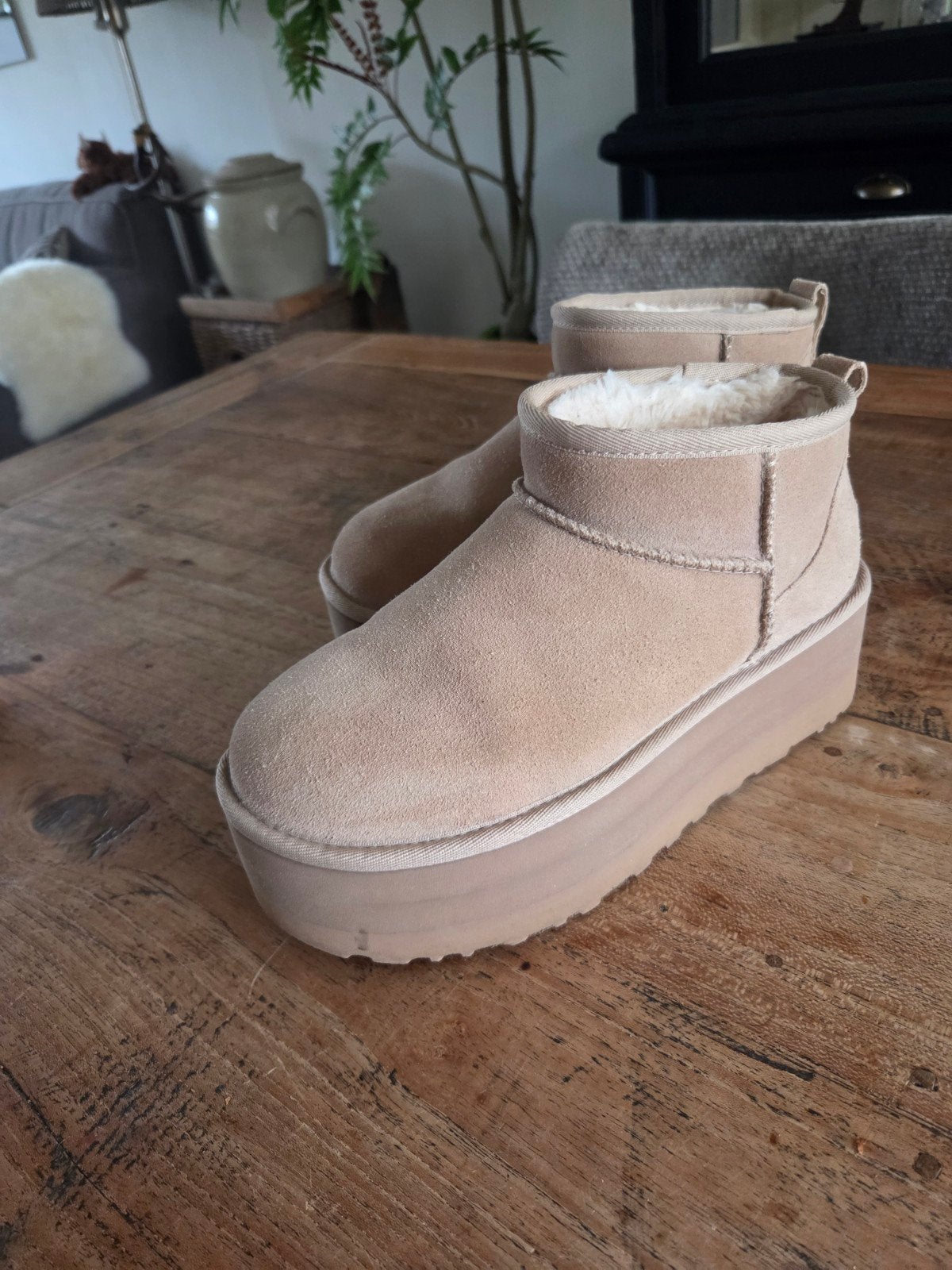 Ugg Classic Mini Ultra Plateau schoenen 38, Beige, Lage of Enkellaarzen, Nieuw, Ophalen of Verzenden