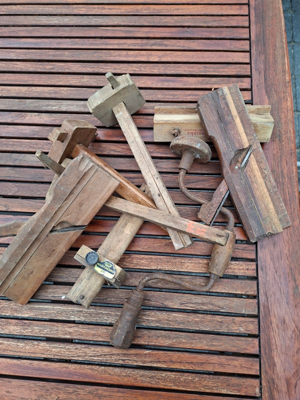 Oude houten schaven en gereedschap, Ophalen
