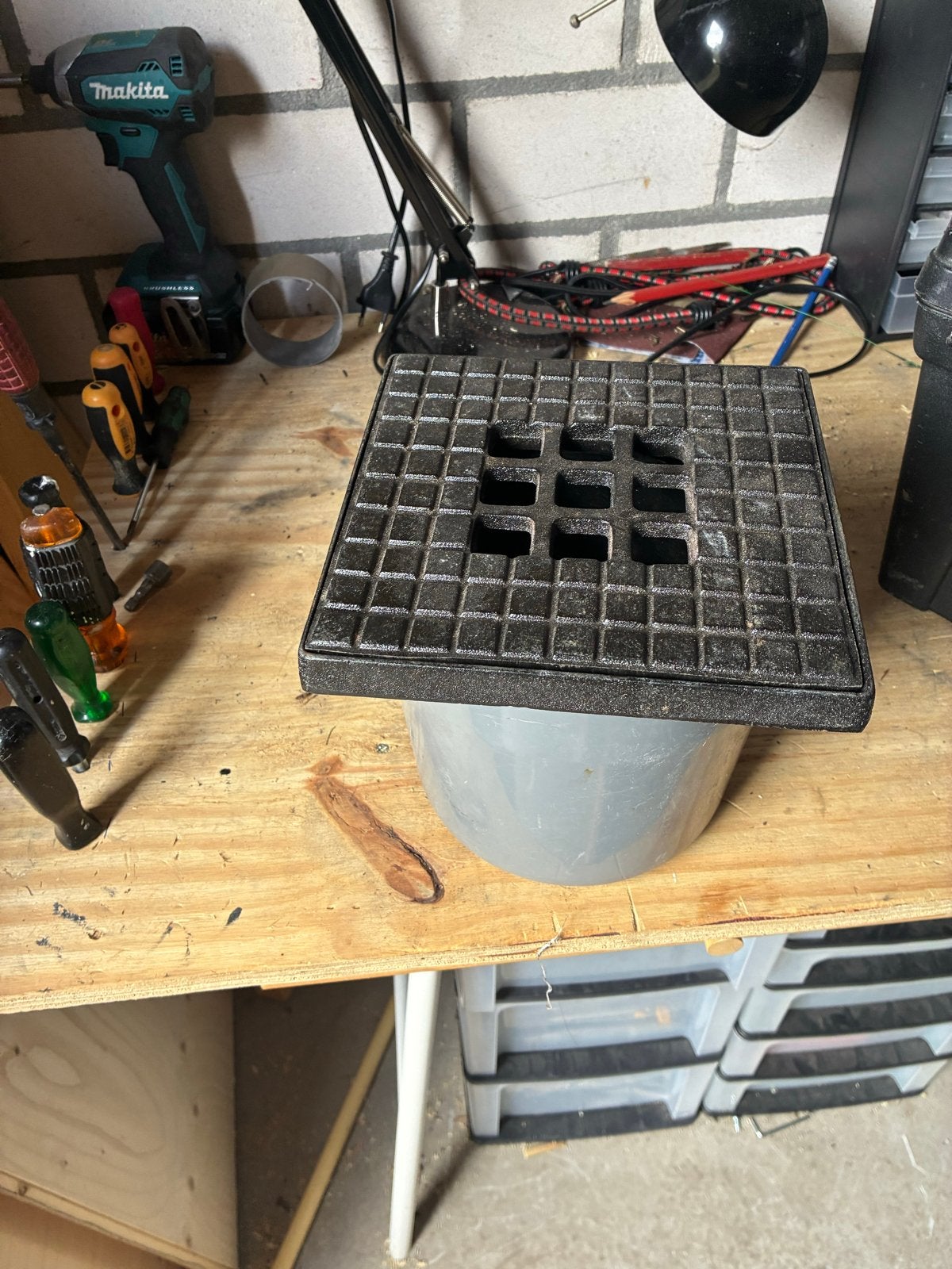 Nieuw afvoerputje met gietijzeren deksel en stankafsluiter, Ophalen, Nieuw, Minder dan 2 meter, 80 mm of meer