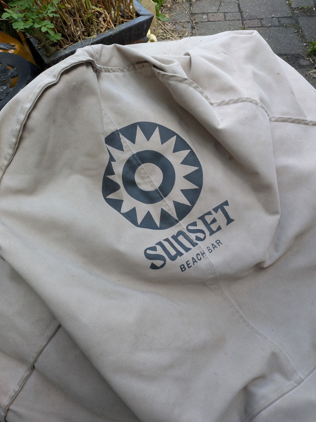 Grote zitzak met 'Sunset Beach Bar' logo, Huis en Inrichting, Zitzakken, Ophalen, Gebruikt, Beige, Zitzak