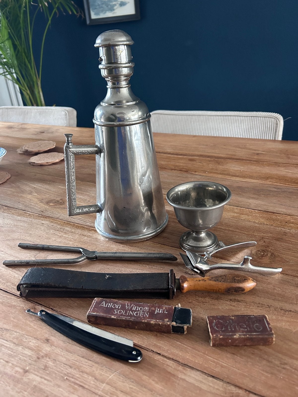 Oude kappersmaterialen: scheermes, tondeuse, krultang en mee, Antiek en Kunst, Ophalen of Verzenden