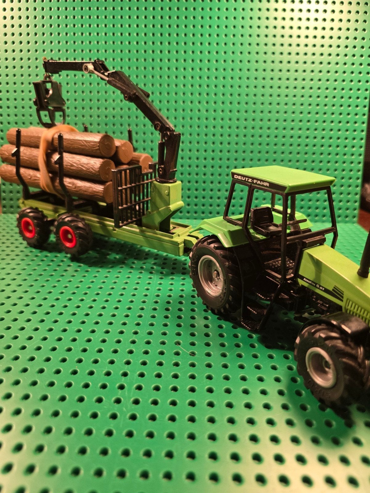 Siku Deutz-Fahr tractor met houttransportwagen, Ophalen of Verzenden, Gebruikt