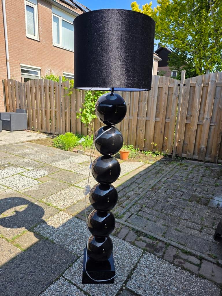 Moderne Zwarte Bolle Vloerlamp met Stoffen Kap, Huis en Inrichting, Lampen | Vloerlampen, Stof, Ophalen of Verzenden, Zo goed als nieuw