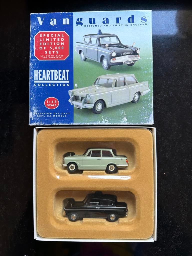 Vanguards 1/43 Heartbeat Triumph Herald Giftset Nieuwstaat, Hobby en Vrije tijd, Modelauto's | 1:43, Gf, Auto, Vanguards, Nieuw