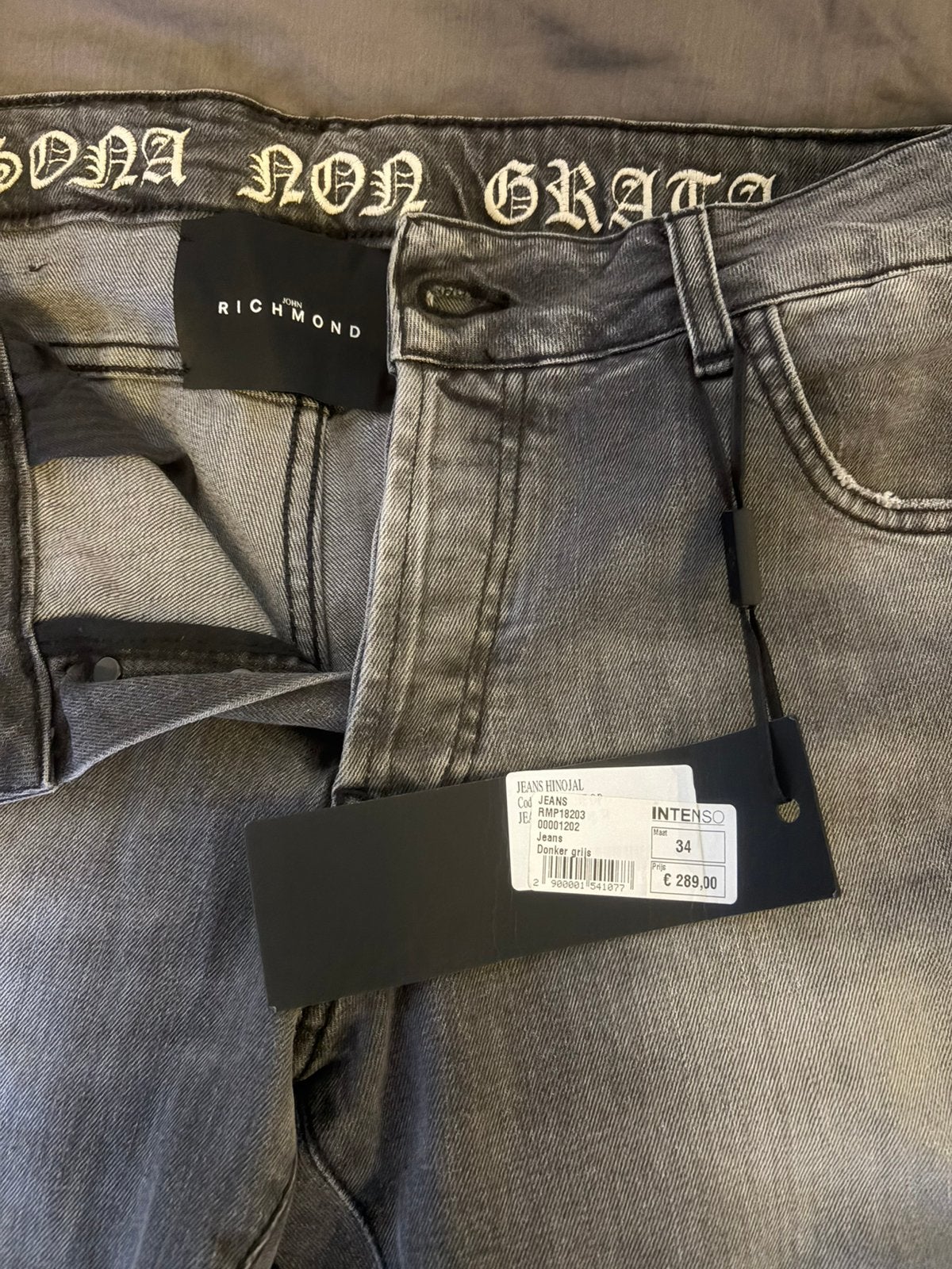 John Richmond Jeans – Maat 34 – Nieuw & ongedragen, Ophalen of Verzenden, Nieuw, Grijs, W33 - W34 (confectie 48/50)