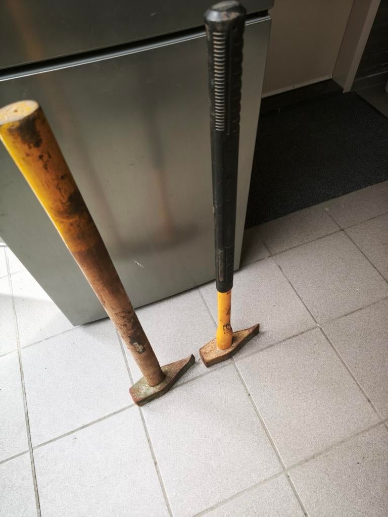 Mooie 2 kloofbijllen, Ophalen, Zo goed als nieuw