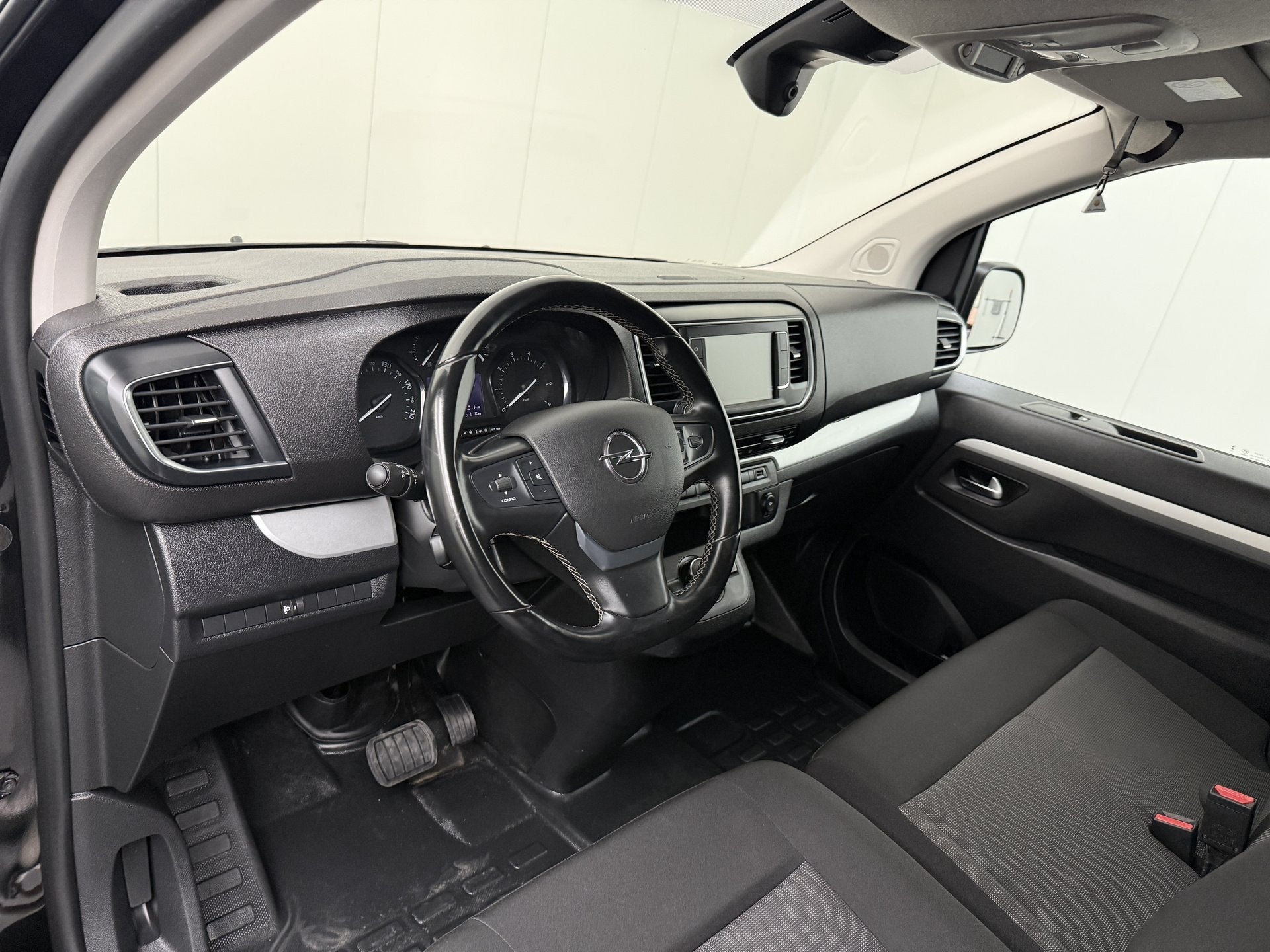 Opel Vivaro 2.0BlueHDi 145PK Automaat XXL S&S | Achterdeuren, Voorwielaandrijving, Stof, Gebruikt, 4 cilinders