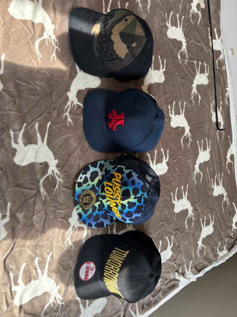 Festival Petten & Snapbacks: Defqon, Decibel, Pussy Lounge, Ophalen, Gedragen, One size fits all, Pet