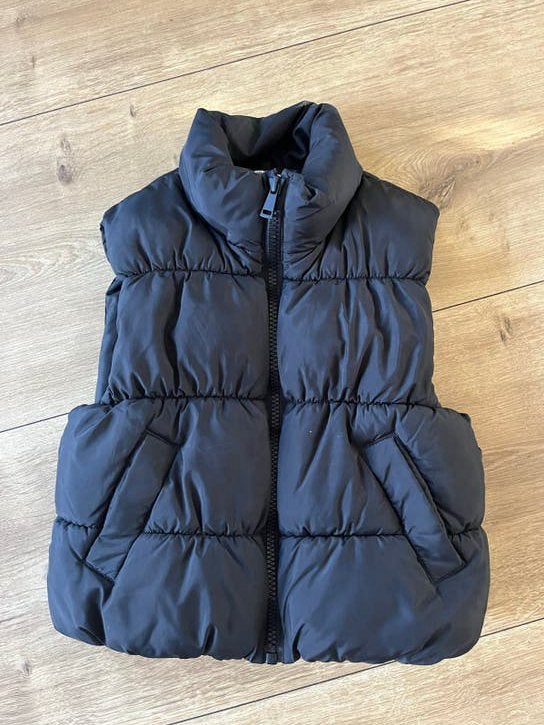 H&M Zwart gewatteerd bodywarmer in de maat 146/152, Ophalen of Verzenden, Zo goed als nieuw, Meisje, Jas