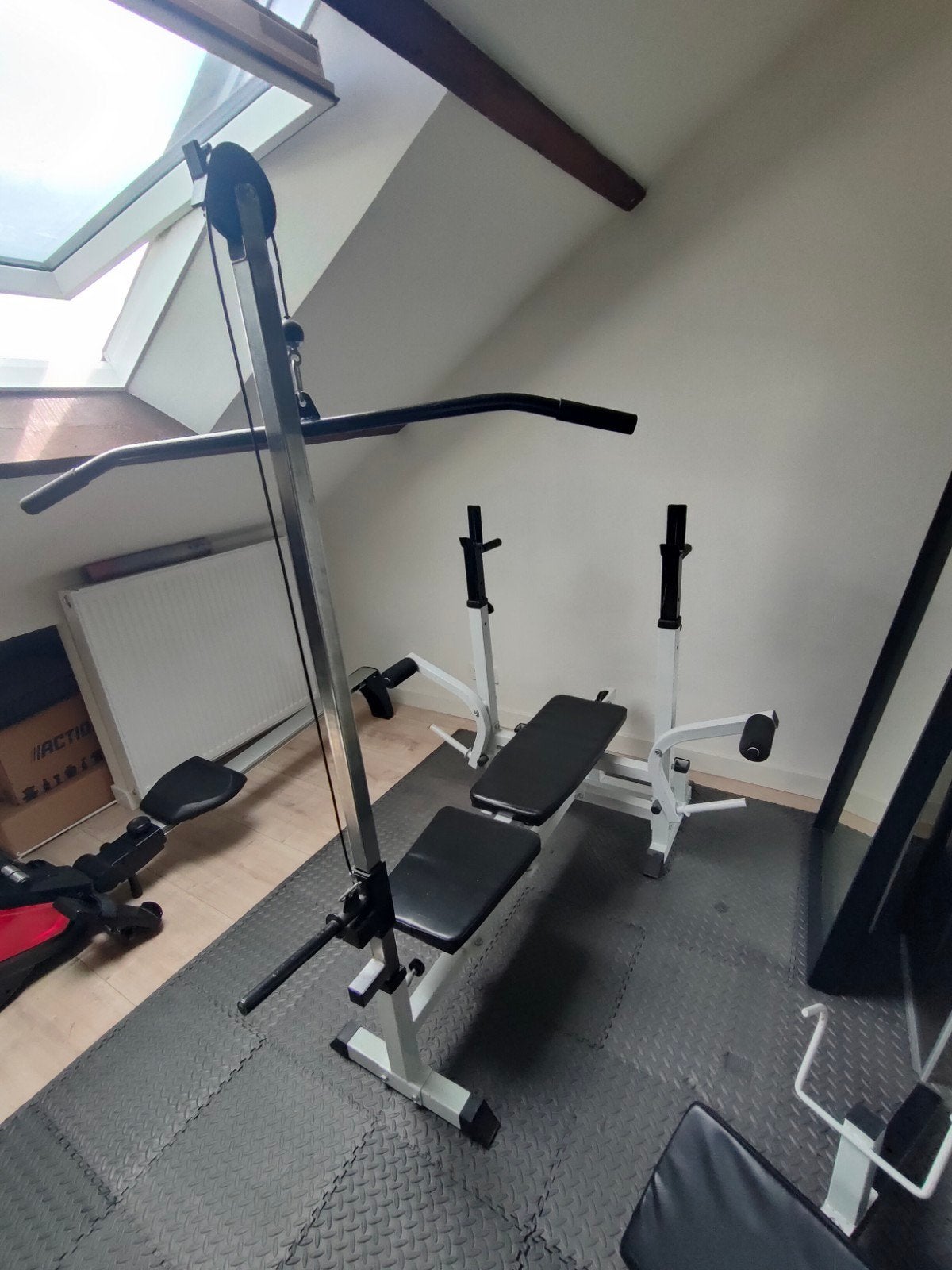 Universele halterbank met lat pulley, Ophalen, Zo goed als nieuw, Benen, Fitnessbank