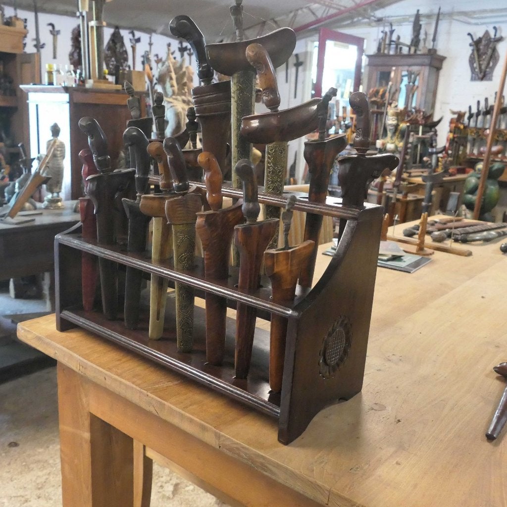 Keris houder voor 16 Kerissen PL5 Ploncon kris standaard, Antiek en Kunst, Ophalen of Verzenden