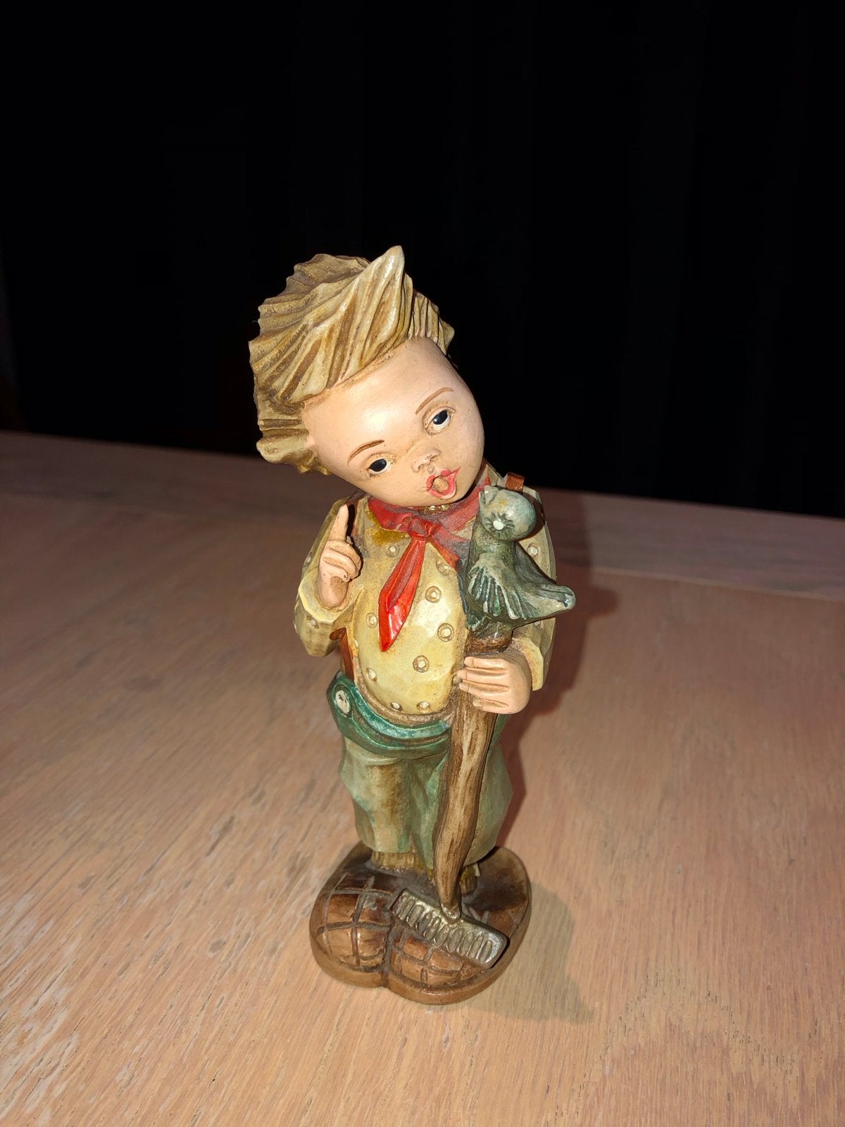 Vintage Beeldje Jongen met Vogel op Hark met steel, Ophalen of Verzenden