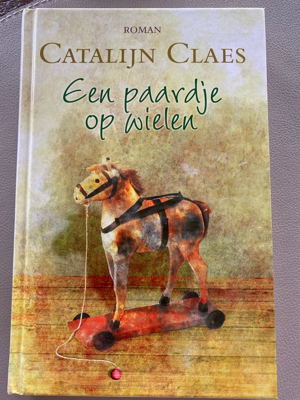 Een paardje op wielen - Catalijn Claes (Roman), Ophalen of Verzenden, Zo goed als nieuw, Nederland