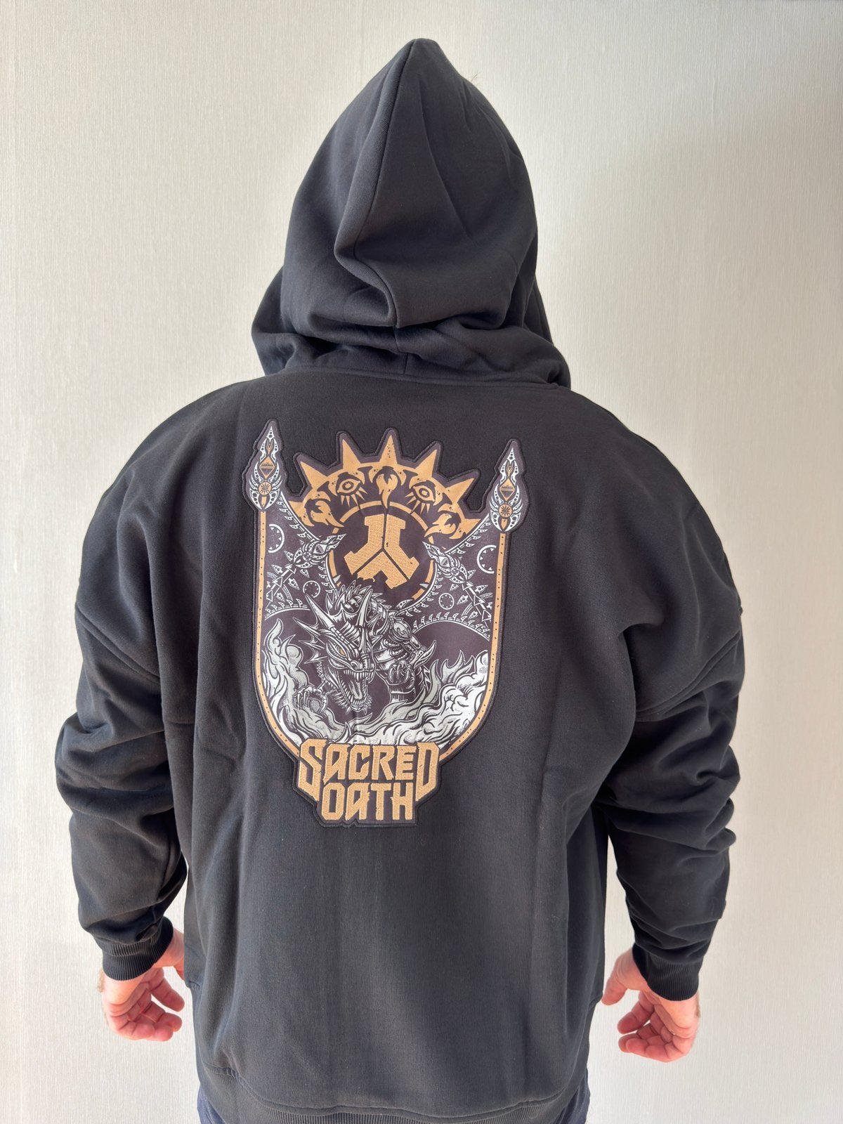 Defqon.1 2026 Hooded Zip Special Sacred Oath black - 3XL, Ophalen of Verzenden, Nieuw, Overige maten, Zwart