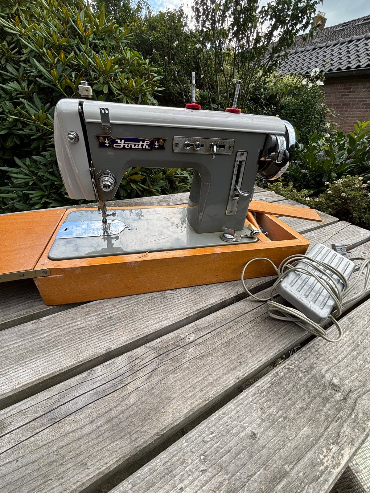 Ouderwetse Youth naaimachine met koffer en toebehoren, Ophalen, Gebruikt, Naaimachine, Overige merken