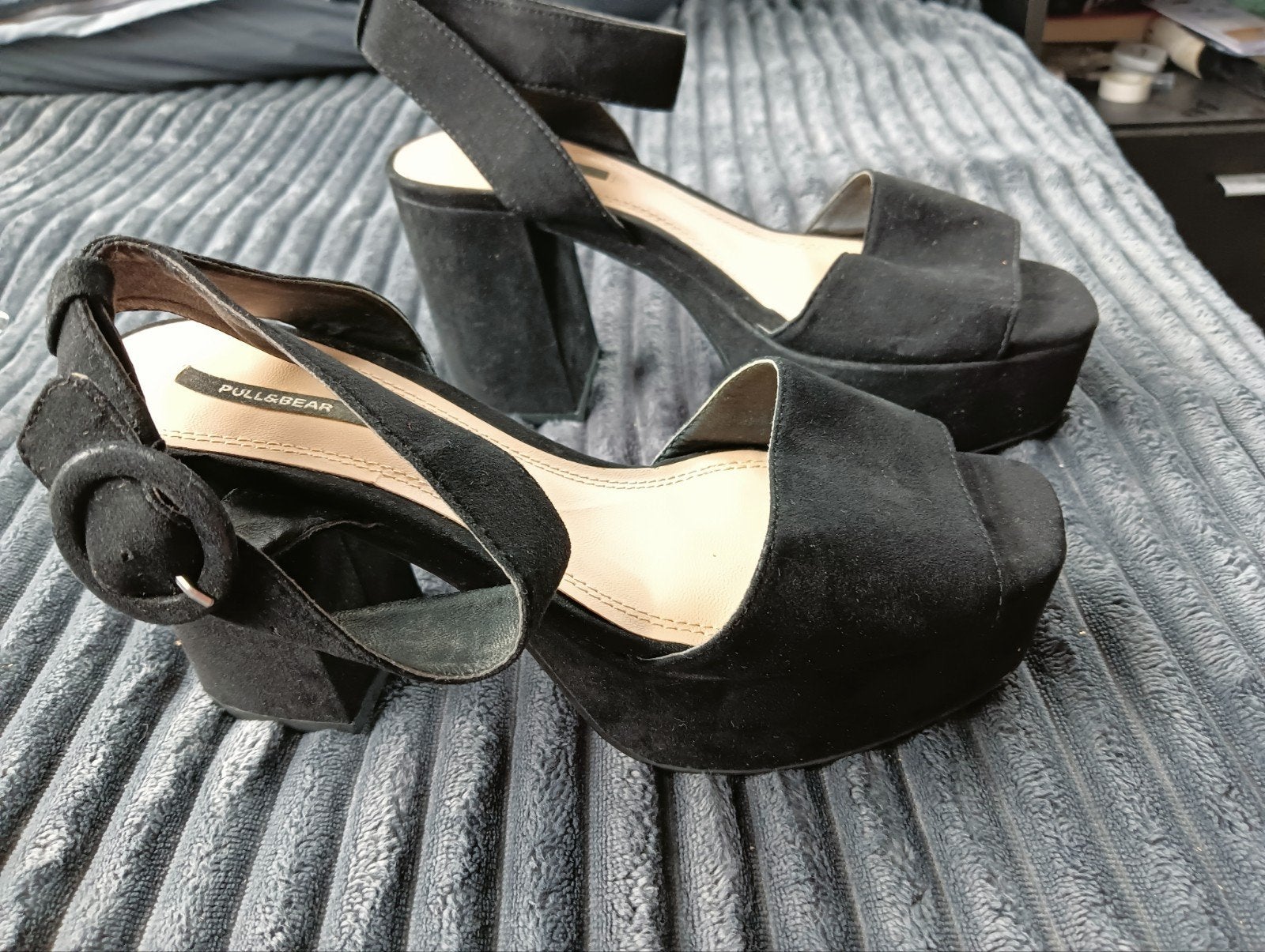 Suède look schoenen mt 36 met blokhaak van 9 cm, Zwart, Ophalen of Verzenden, Schoenen met hoge hakken, Pull & Bear