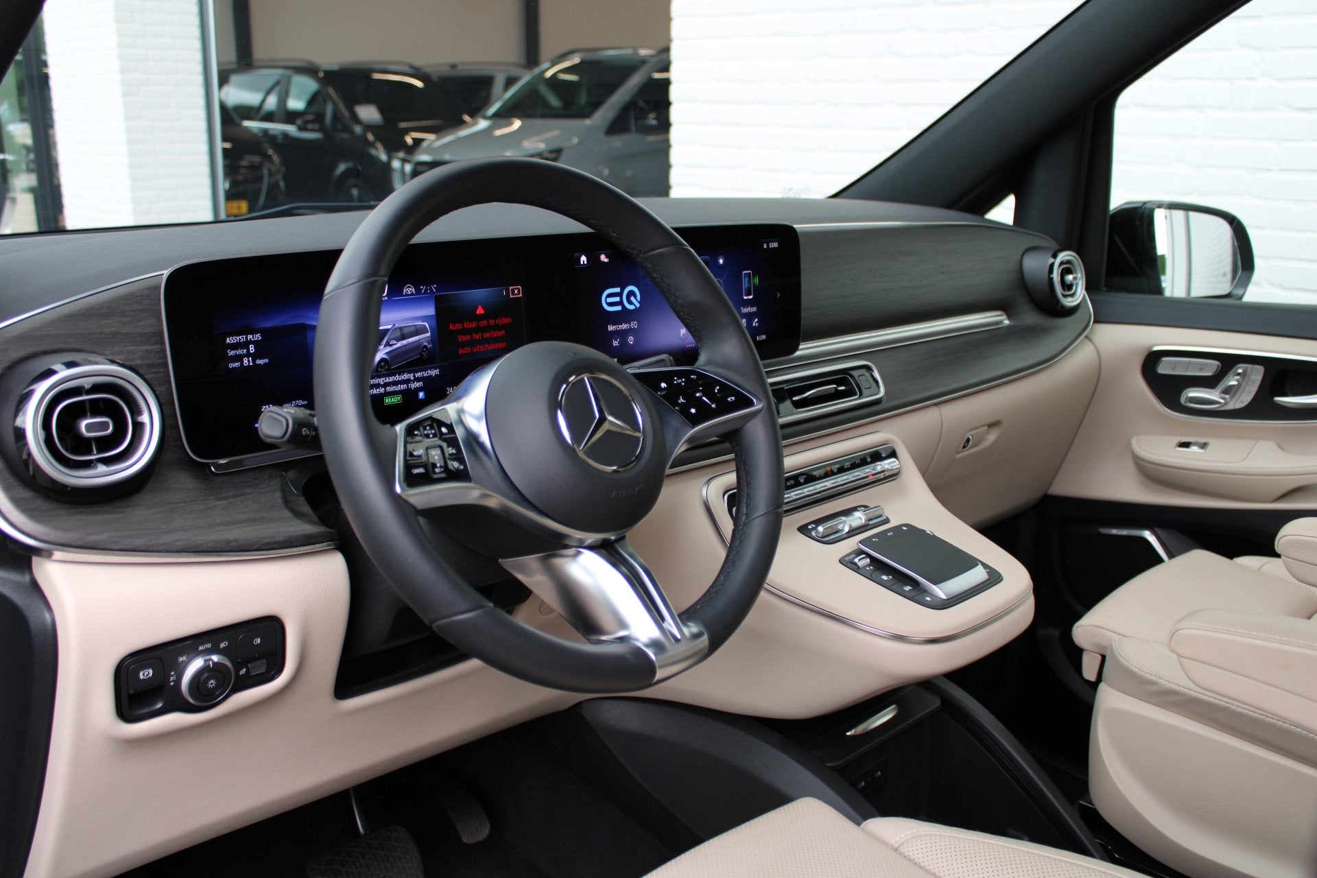 Mercedes-Benz EQV 300 L2 / AMG / Panorama / Elec Stoelen / 7, Auto's, Dealer onderhouden, Gebruikt, Met garantie (alle), 2535 kg