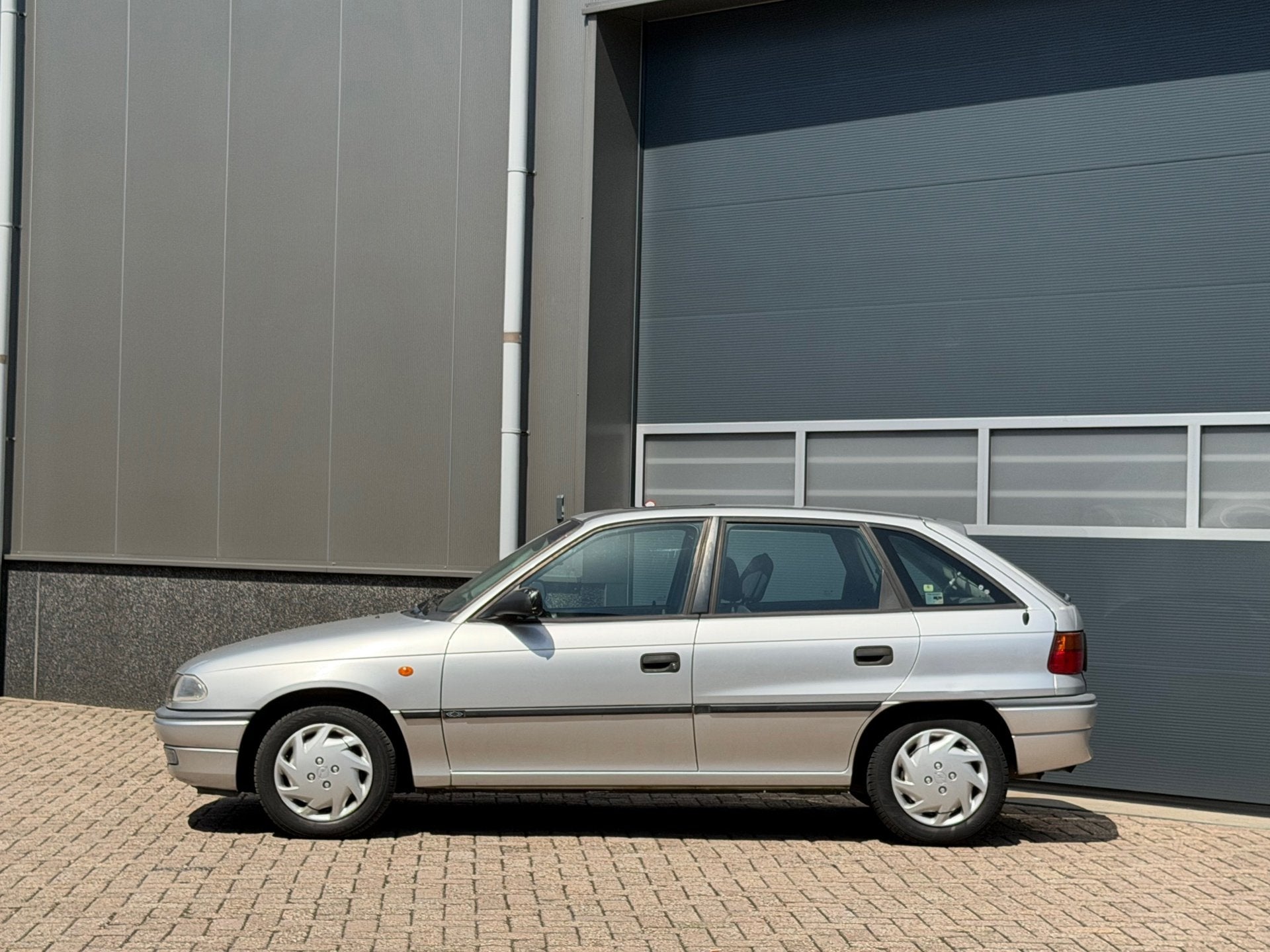Opel Astra 1.6i Edition bj.1998 Invalide aanp|Apk 6-2027., Gebruikt, 4 cilinders, Origineel Nederlands, Grijs