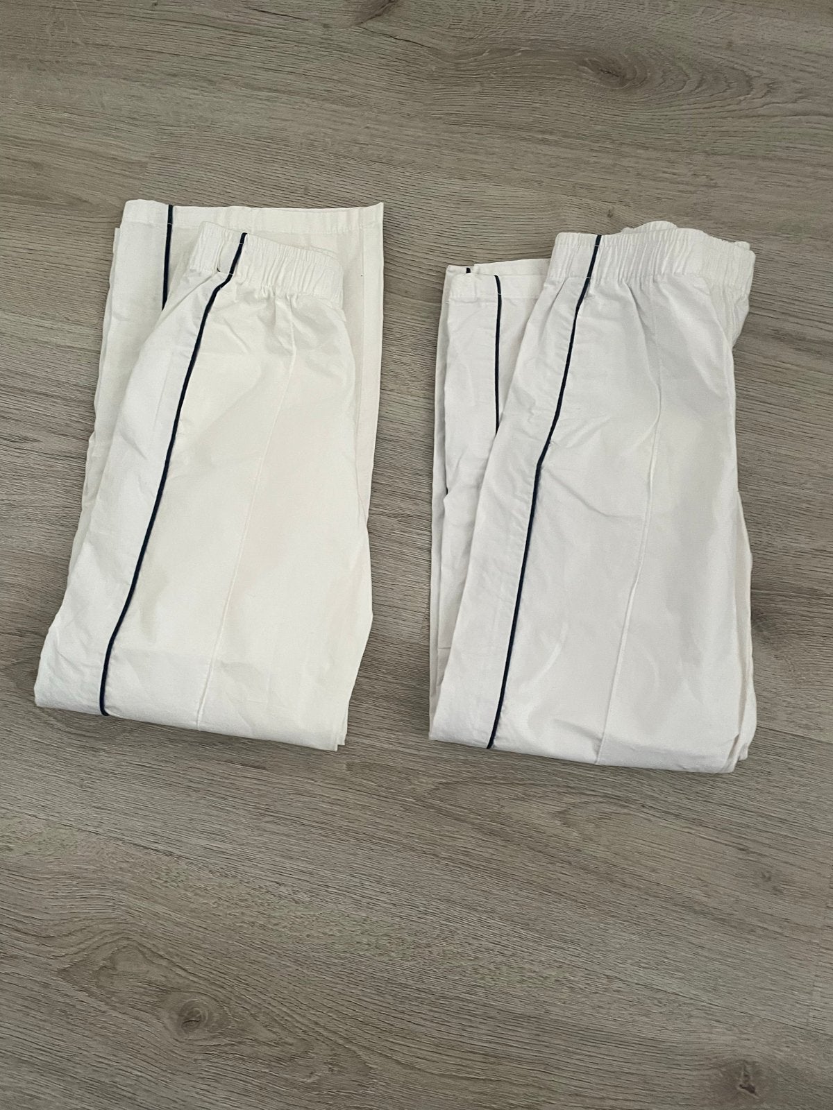Witte broek met blauwe streep.in maat (8/9jaar), Maat 38/40 (M), Wit, Ophalen of Verzenden, Zo goed als nieuw