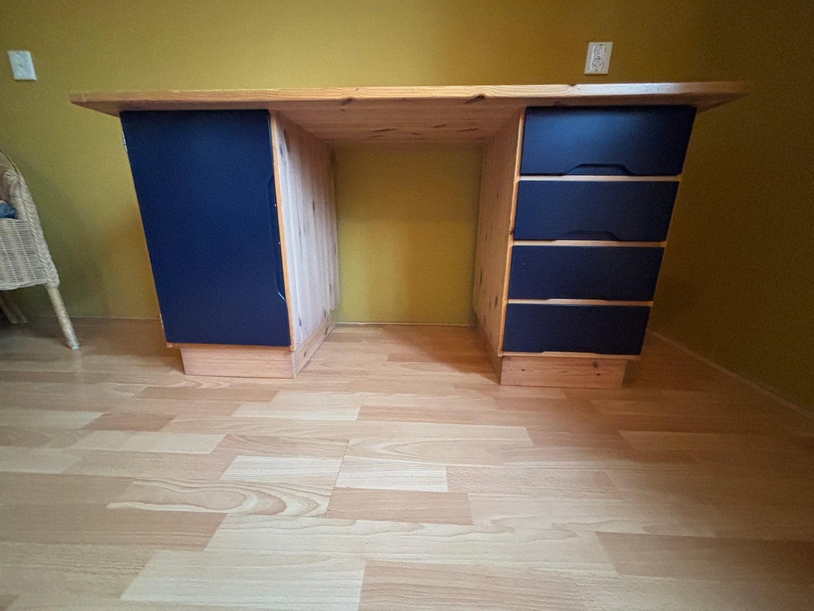 Bureau blank grenen met blauwe accenten, Ophalen, Zo goed als nieuw